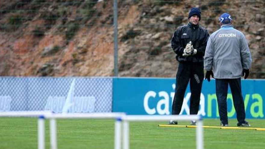 José Manuel Pinto conversa con el segundo entrenador del Celta, Antonio López, durante el entrenamiento celebrado ayer por el Celta en A Madroa.