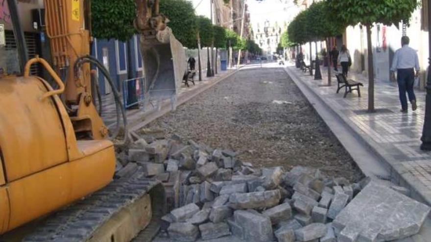 Imagen de los trabajos de retirada del adoquinado en la calle Colón.