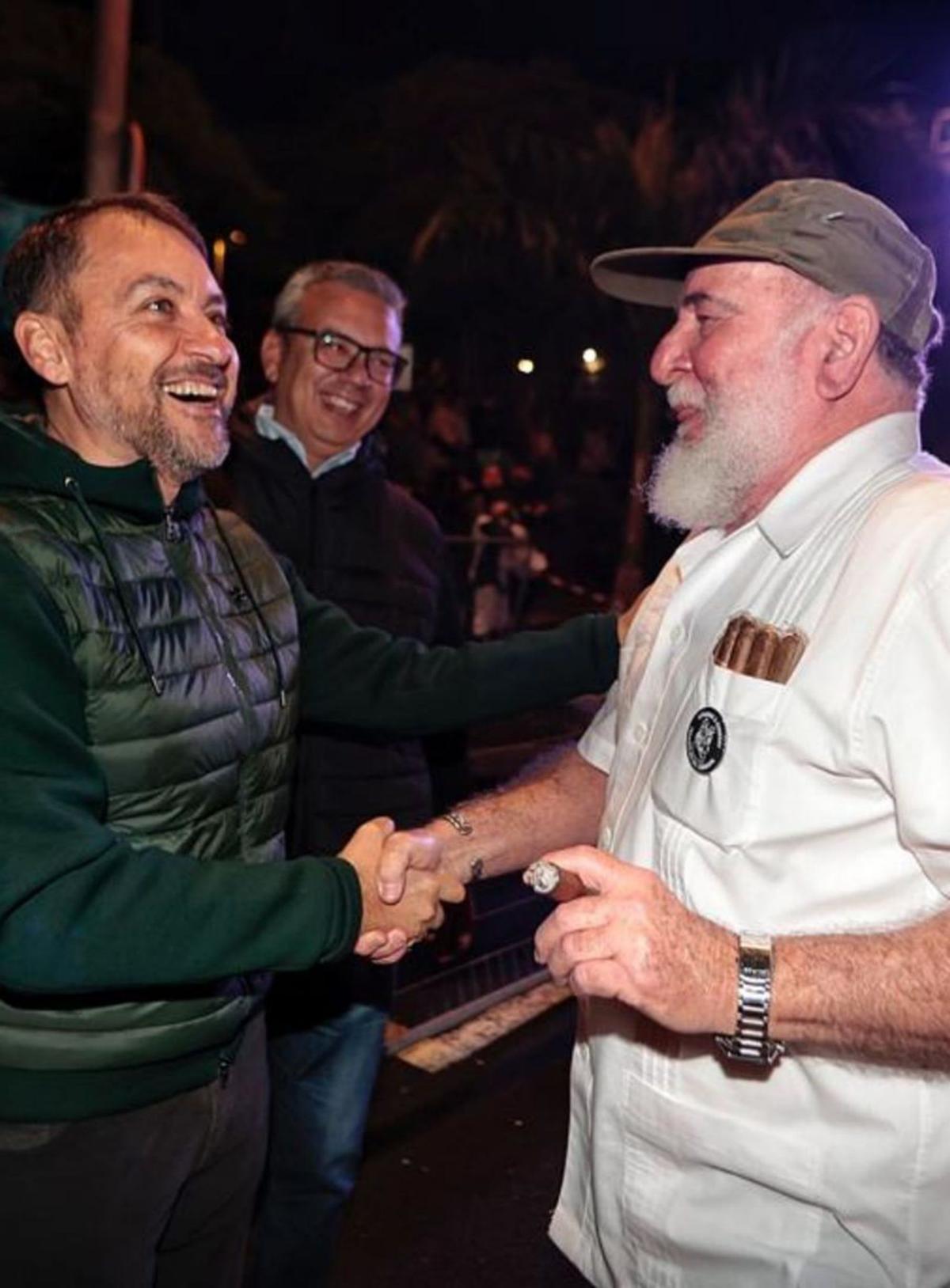 Antonio Meseguer, ‘Fidel Castro’, saluda al alcalde Bermúdez.