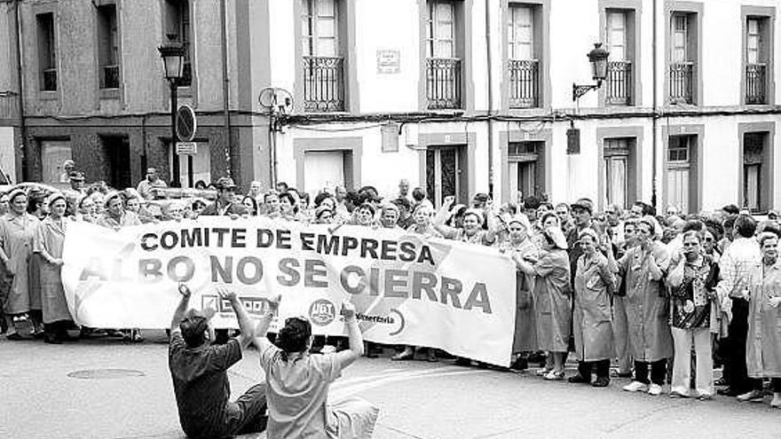 Los trabajadores de Albo, durante la protesta que protagonizaron ayer en Candás.