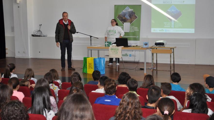 El alcalde de Soutomaior, Agustín Reguera, durante las jornadas con los escolares en el Multiusos. / Faro