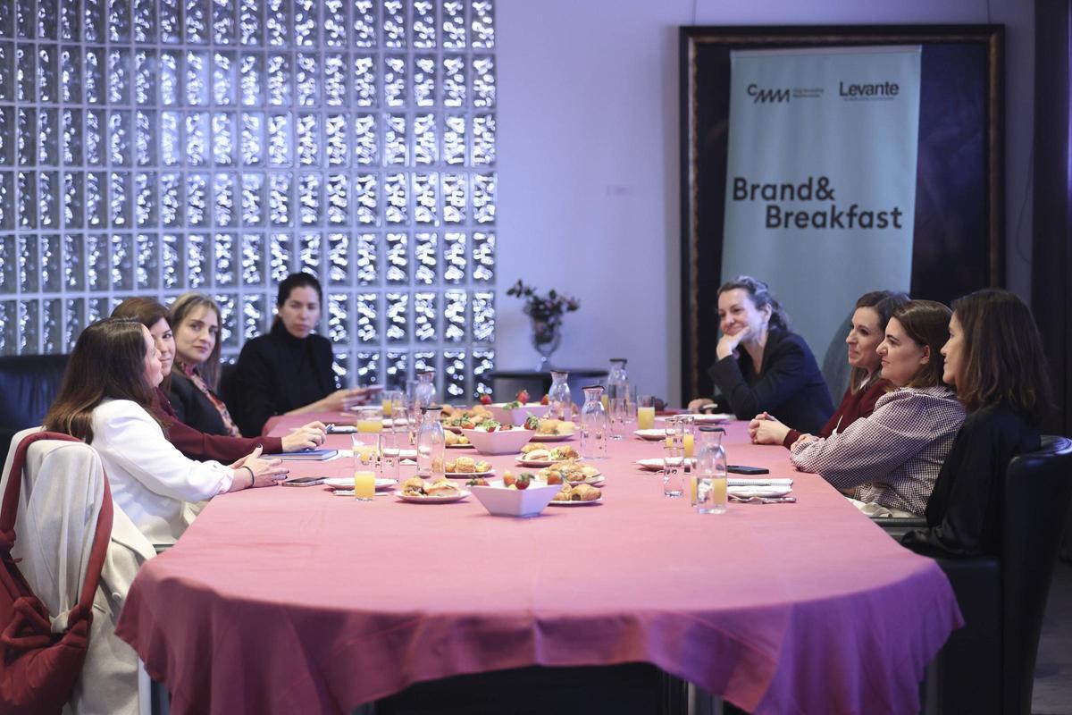 Las asistentes han podido debatir sobre diferentes cuestiones relacionadas con el papel de la mujer en puestos de responsabilidad