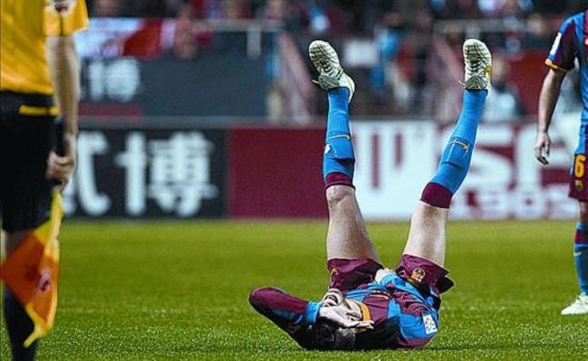 Piqué es lamenta a terra, ahir a la nit al Sánchez Pizjuán. Piqué es lamenta a terra, ahir a la nit al Sánchez Pizjuán.