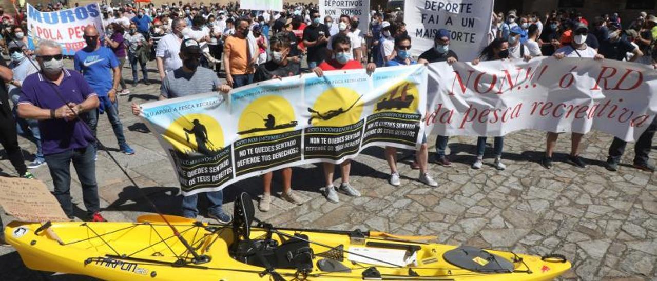 Manifestación de aficionados a la pesca recreativa en Santiago el pasado junio. |  // XOÁN ÁLVAREZ
