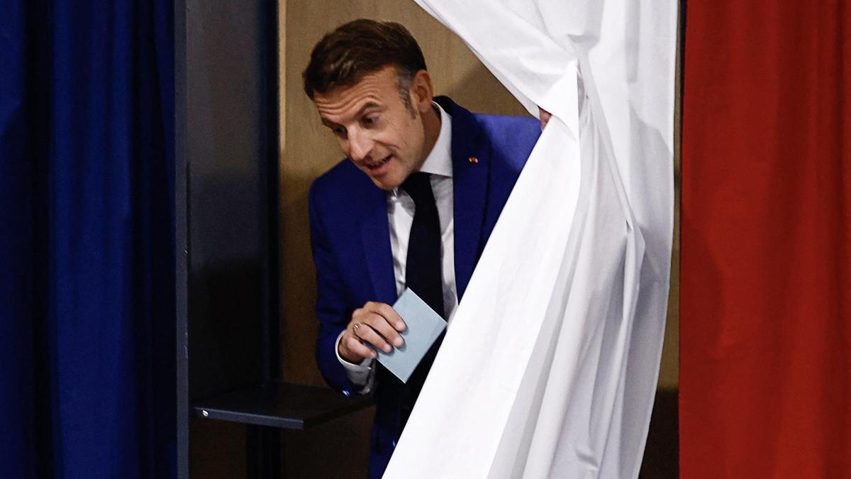 El presidente francés, Emmanuel Macron vota en las elecciones legislativas en París.