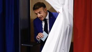 El presidente francés, Emmanuel Macron vota en las elecciones legislativas en París.