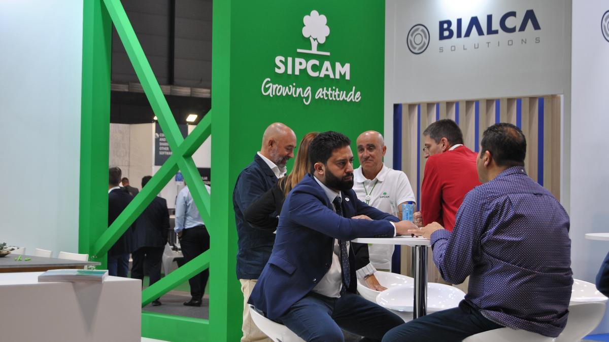 Responsables de SIPCAM Iberia e Inagra estrechando lazos con potenciales clientes y proveedores.