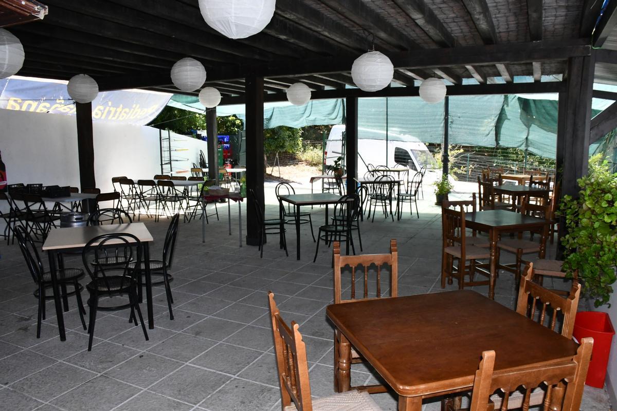 El restaurante de la piscina municipal de Faraján cuenta con una amplia terraza.