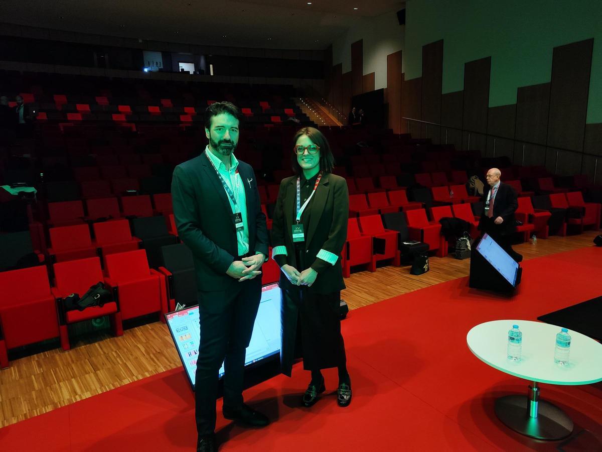 David Alonso Álvarez y Arantza Gadañón García, traumatólogos del HUCA, esta mañana, en el salón de actos del hospital ovetense.