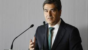 El presidente del Real Betis Balompié, Ángel Haro, durante la presentación del centrocampista colombiano Nelson Deossa.