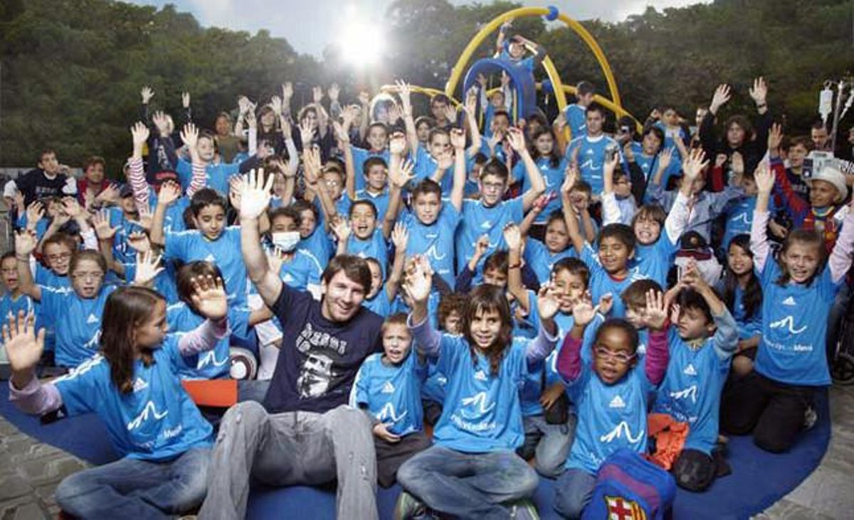 Octubre. L’Alba i la Clara retraten el futbolista argentí Leo Messi.