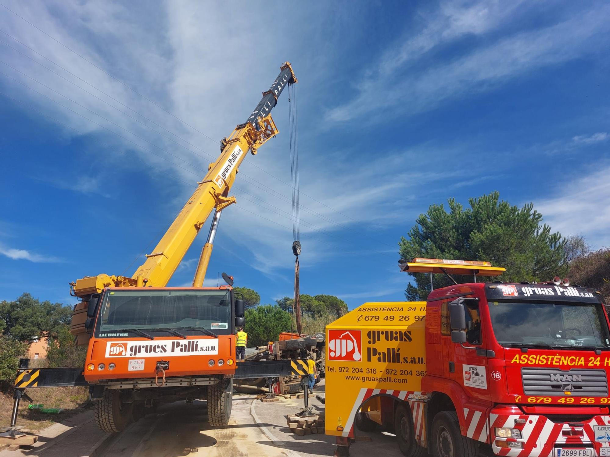 Bolca un camió damunt d'un cotxe a Llagostera