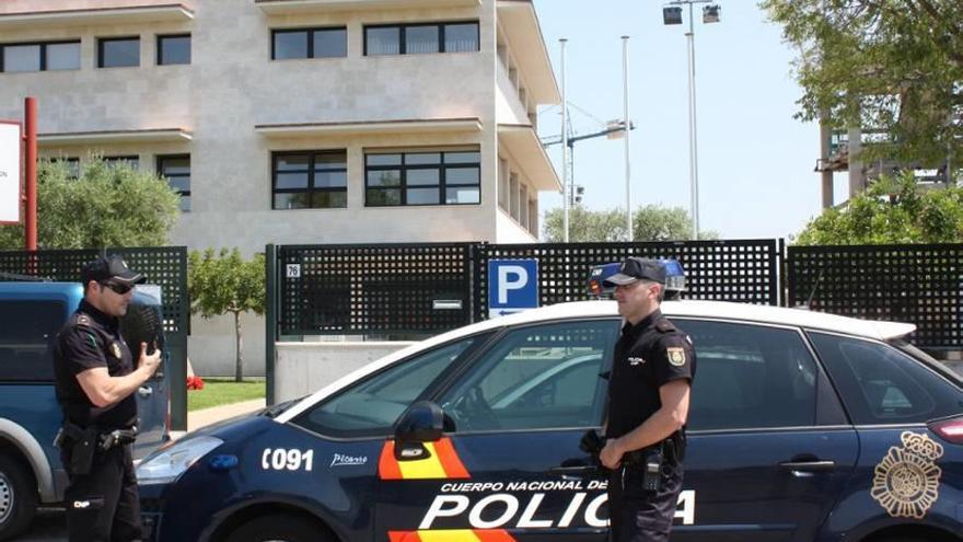 Bomberos y policías rescatan a un niño al que dejaron solo y encerrado en un piso de Palma