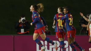 MADRID, 05/02/2026.- La centrocampista del Barcelona Alexia Putellas (i) celebra tras marcar ante el Real Madrid, durante el partido de cuartos de final de la Copa de la Reina que Real Madrid y FC Barcelona disputan este jueves en el estadio Alfredo di Stéfano. EFE/Juanjo Martín