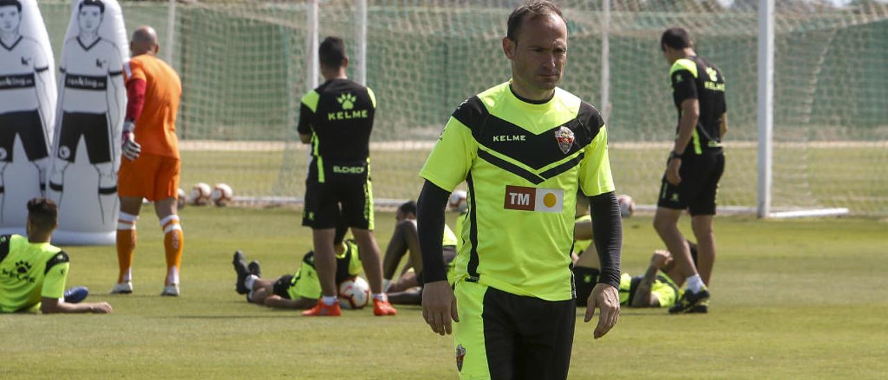 El delantero del Elche Nino durante el entrenamiento de ayer en el campo anexo dirigido por Acciari en ausencia de José Rojo, Pacheta.