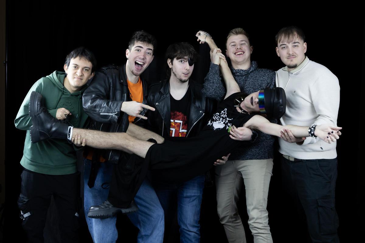 Splash Roasters, durante una sesión de fotos en la sede de INFORMACIÓN en Alicante