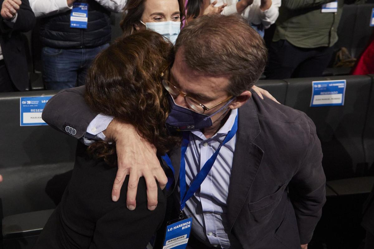 El expresidente, Mariano Rajoy, saluda a la presidenta de la Comunidad de Madrid, Isabel Díaz Ayuso, en el Palacio de Congresos y Exposiciones de Sevilla (FIBES) para participar en el XX Congreso extraordinario del PP.