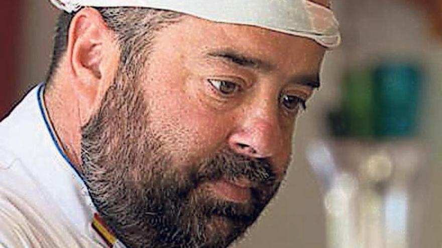 Alfonso Díaz, durante la preparación de un plato.