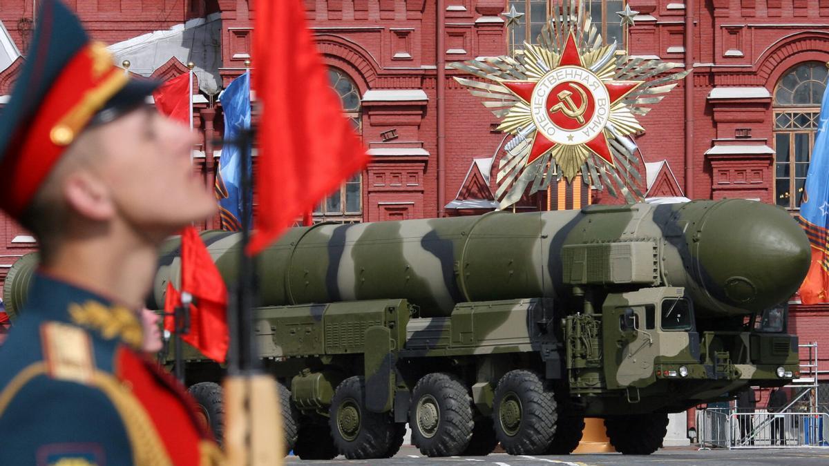 Un misil balístico intercontinental ruso Topol-M recorre la Plaza Roja durante el desfile del Día de la Victoria en Moscú, el 9 de mayo de 2008.