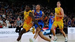 Dante Exum trata de entrar a canasta durante el partido Barça-Gran Canaria