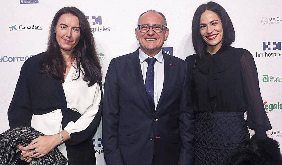 Juan Carlos da Silva, subdirector general de Prensa Ibérica en Galicia, entre Cristina García  de Albéniz, a la derecha, y Fuencisla Cid, que acudieron en representación de El Corte Inglés