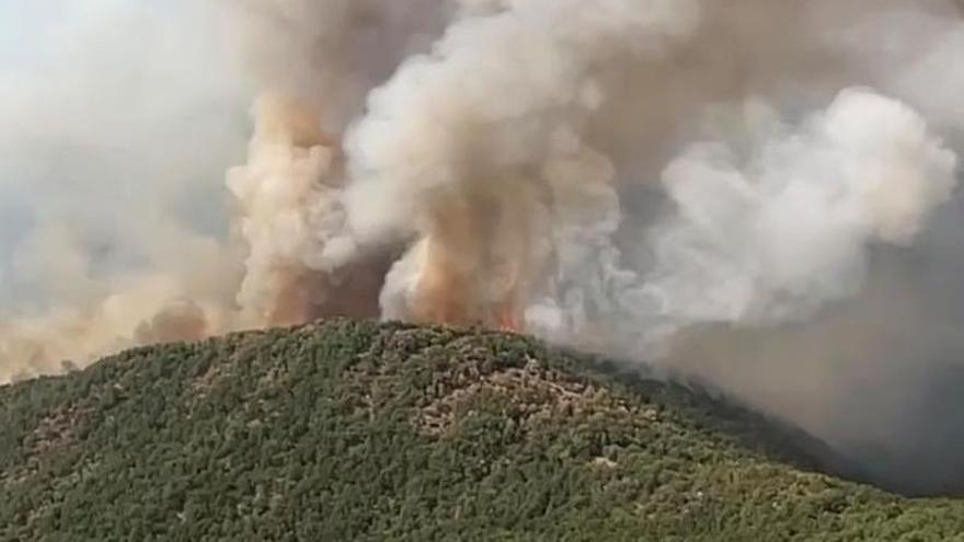 El incendio de Las Peñas de Riglos visto desde la zona de San Juan de la Peña, este jueves.