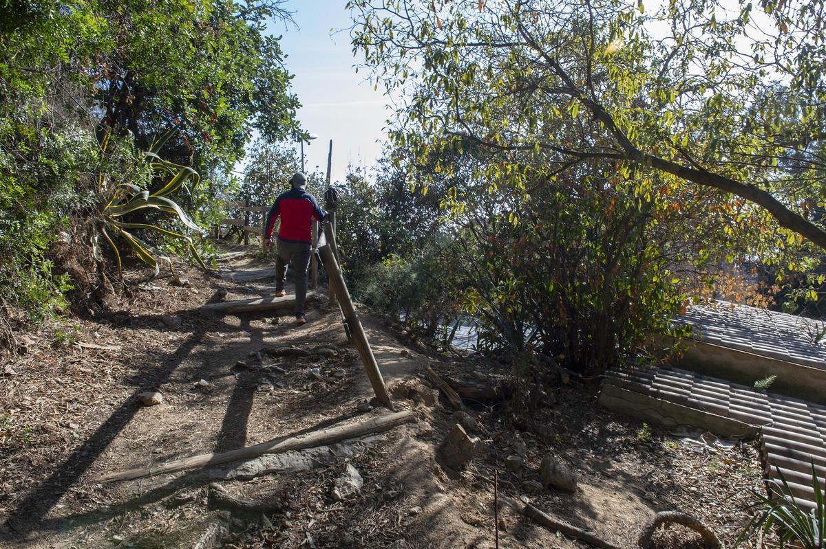 Una de las barandillas que piden a gritos una renovación, en la parte cerrada del parque