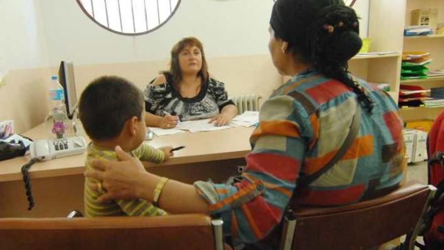 Una madre y su hijo, en un proceso de inscripción en un colegio de Elche, en foto reciente.