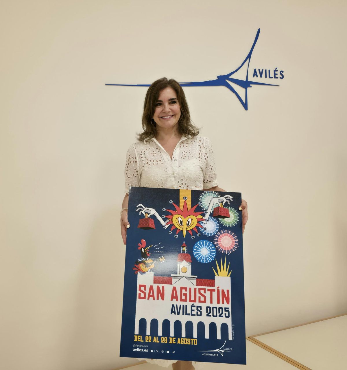Yolanda Alonso con el cartel de San Agustín 2025
