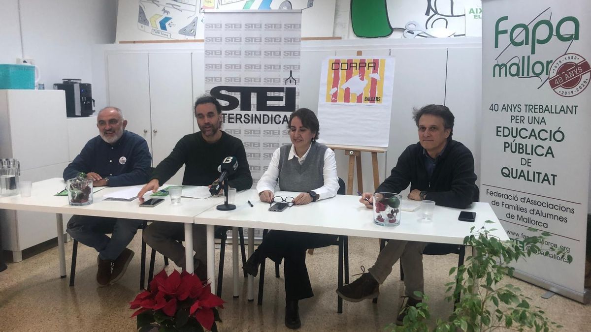 Vicenç García y Lluís Segura, del STEI, junto a Cristina Conti y Miquel Àngel Guerrero, de FAPA
