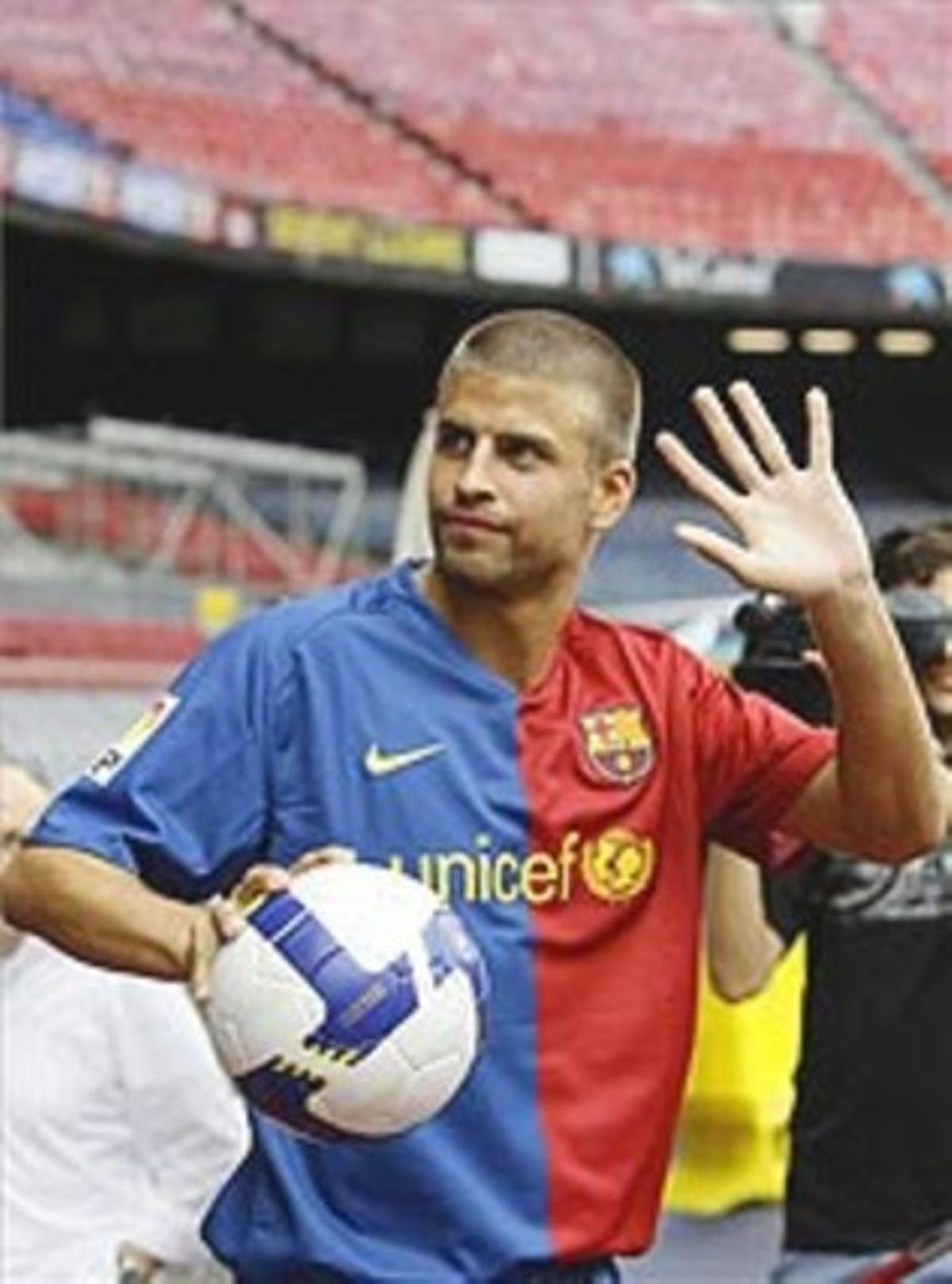 Gerard Piqué, durant la seva presentació aquest matí al Camp Nou.