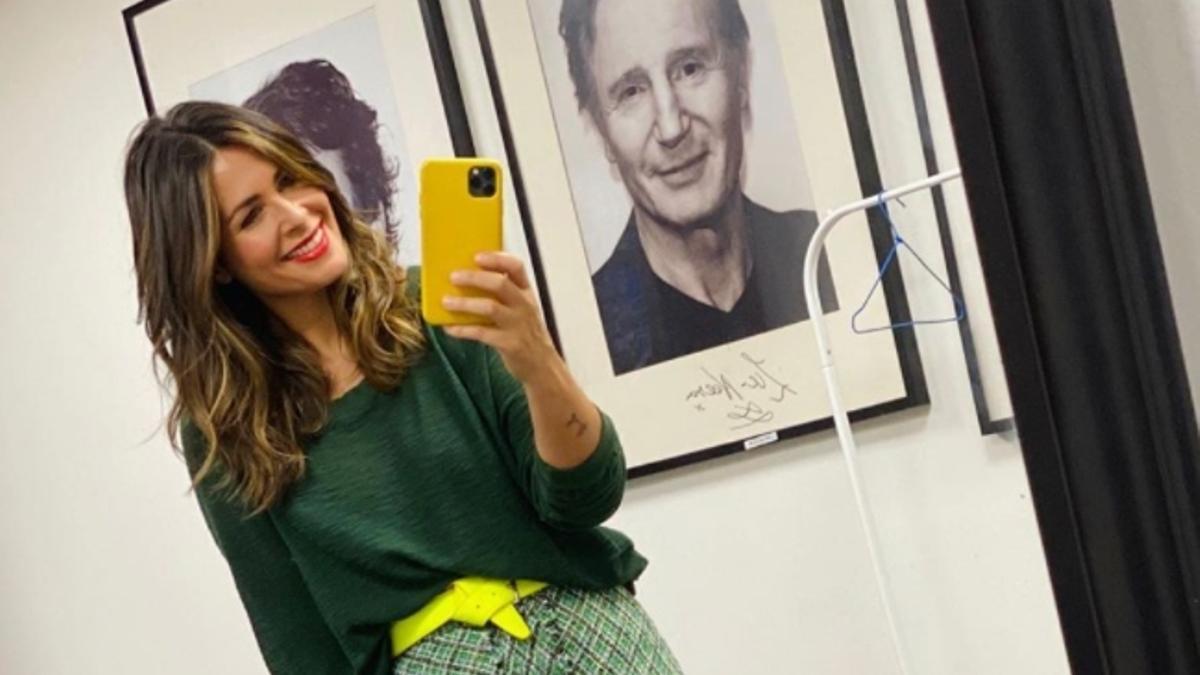 Nuria Roca no solo ha encontrado la falda de tweed más guay en Zara, sino que su secreto para disimular los efectos de la cuarentena