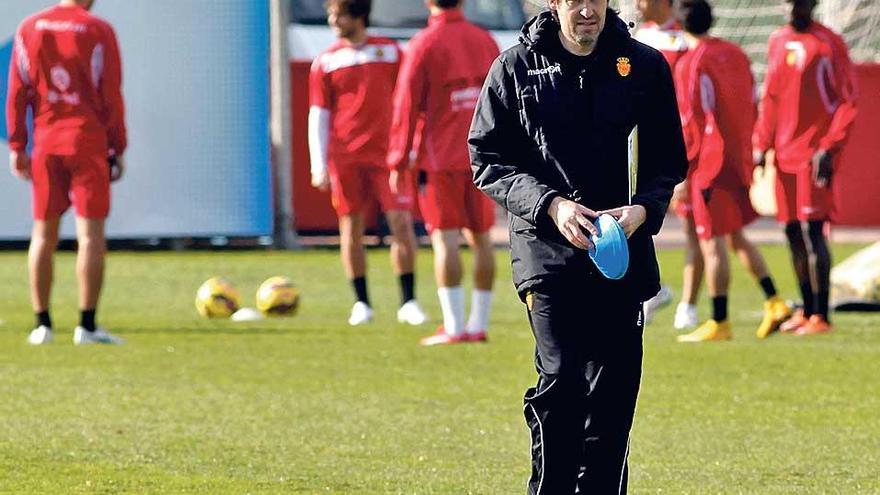 El entrenador del Real Mallorca, Miquel Soler, durante un entrenamiento reciente en Son Bibiloni.