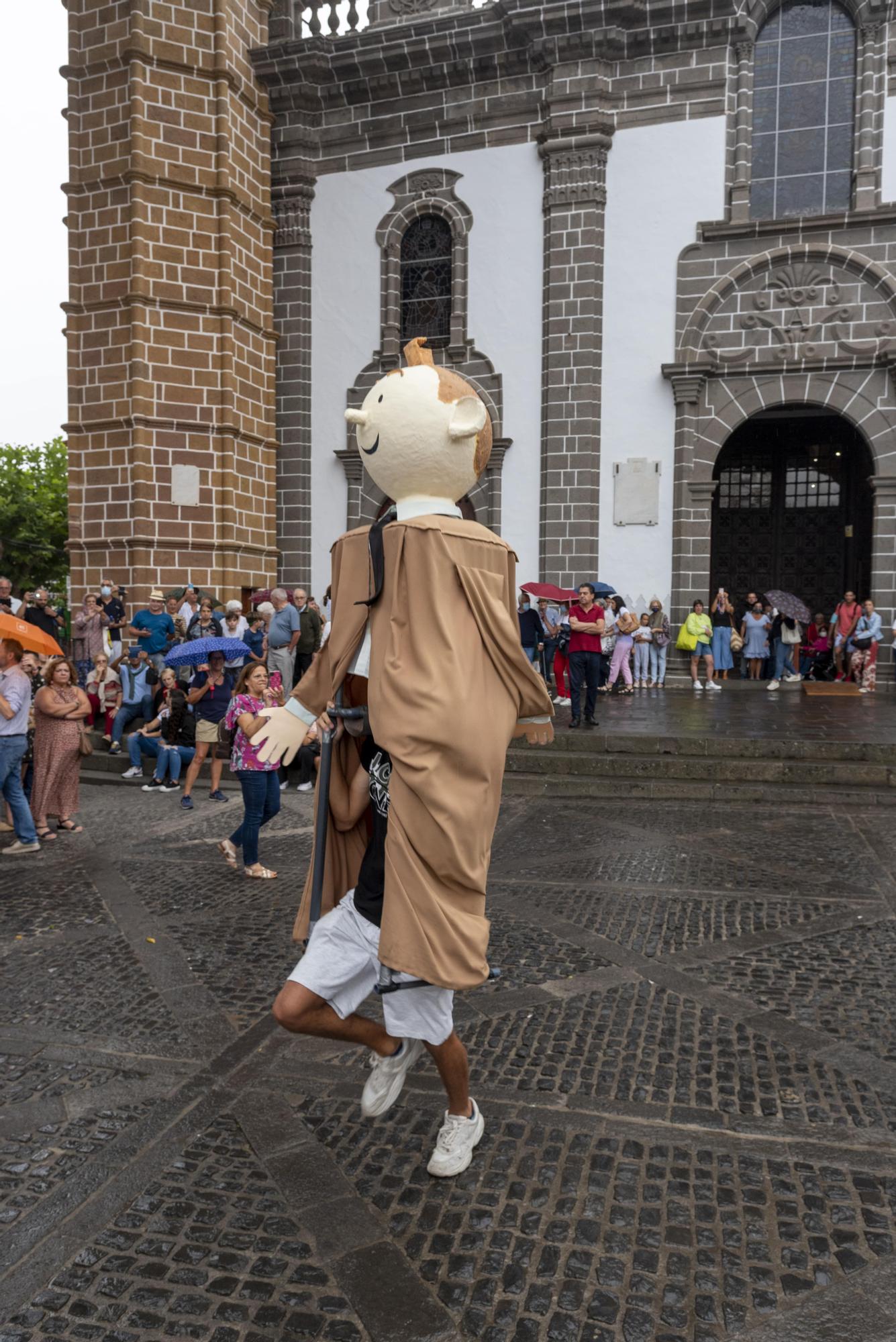 La bandera de las Fiestas del Pino 2022 ya ondea en lo alto de la basílica