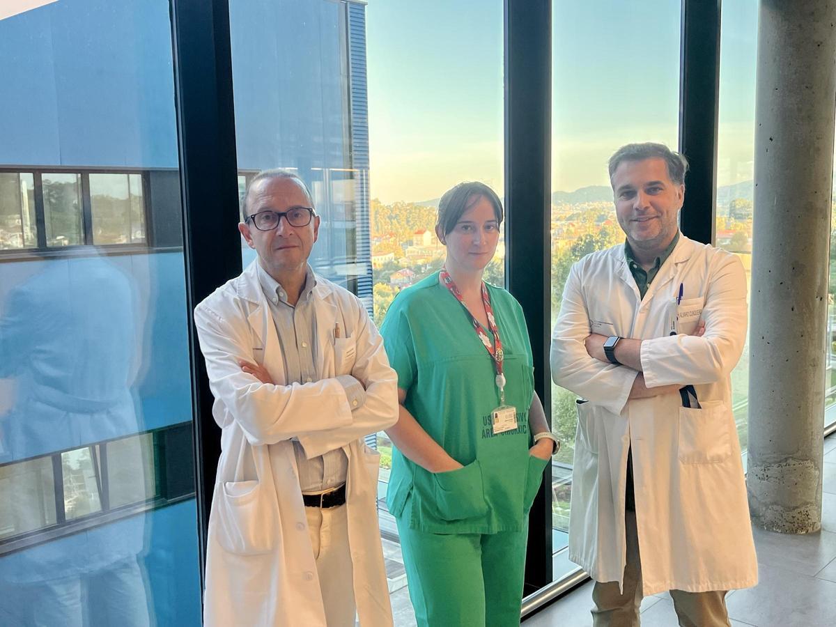 El jefe de Cirugía Cardíaca, el docdoutor Juan José Legarra, y los cirujanos cardíacos que intervinieron el caso, Rocío Casais y Francisco Estévez.