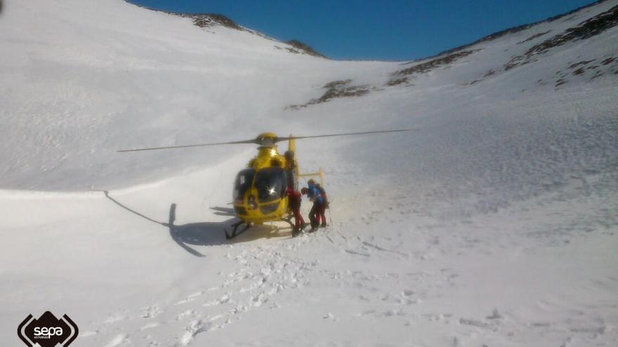Rescatado un hombre que resultó herido  tras caerse cuando practicaba esquí de travesía en el pico Toneo