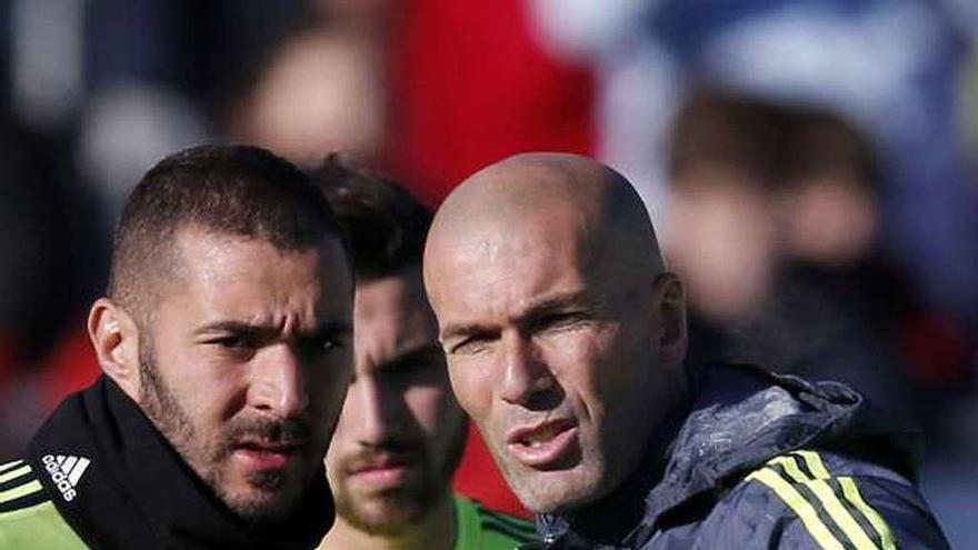 Zidane habla con Benzema en Valdebebas.