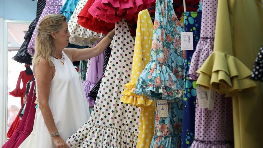 Algunos vestidos de la tienda de moda flamenca M del Mar Ortega. | ÁLEX ZEA