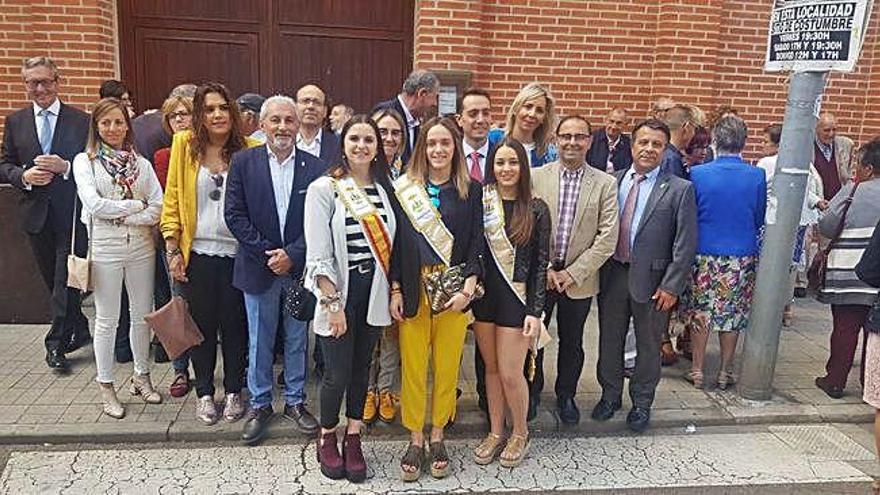 Foto de grupo con la reina y damas de San Isidro