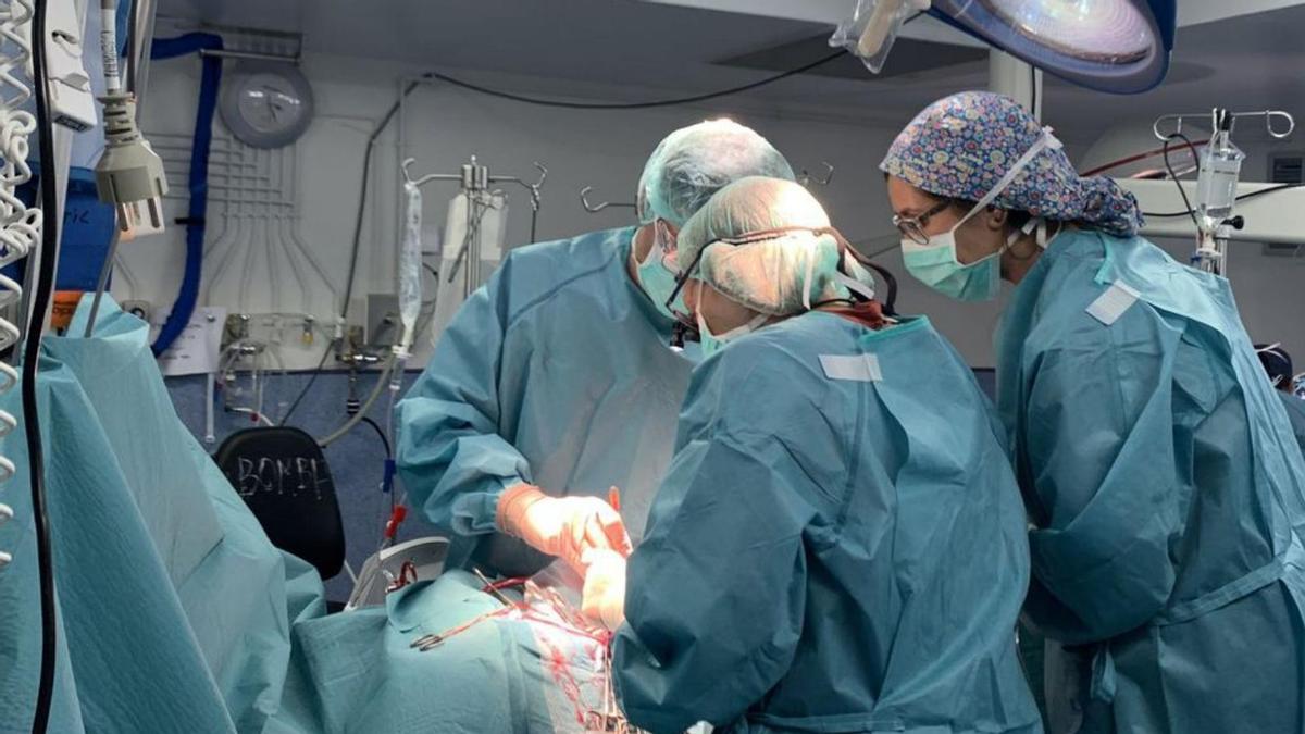 Intervención quirúrgica en un centro hospitalario. | E. P. (Archivo)