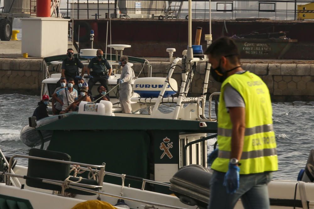 Una patera con unos nueve inmigrantes llega a Tabarca