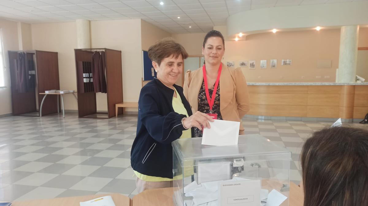 La alcaldesa y candidata del PSOE en San Cristóbal de Entreviñas, Leonor González Cadenas, votando.