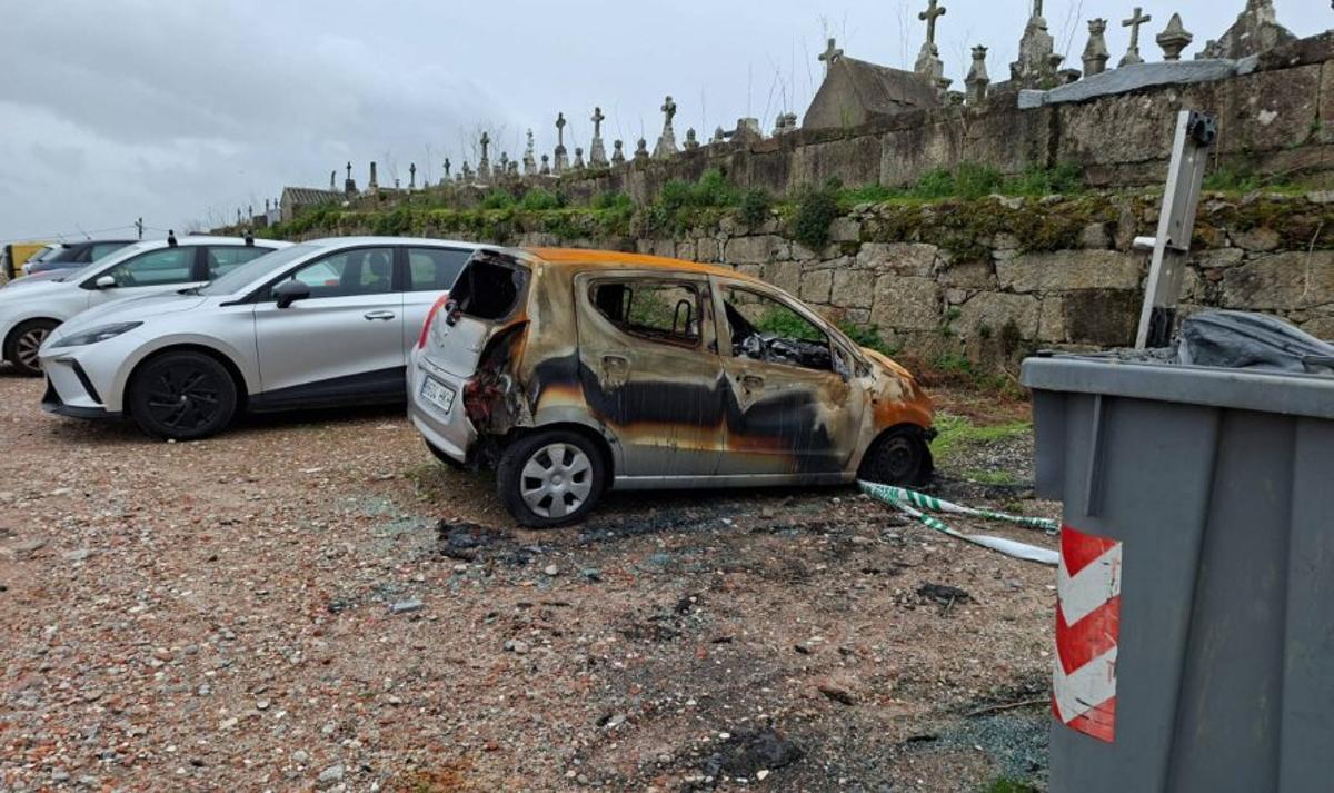 El coche quemado, a la entrada del cementerio.  | GONZALO NÚÑEZ