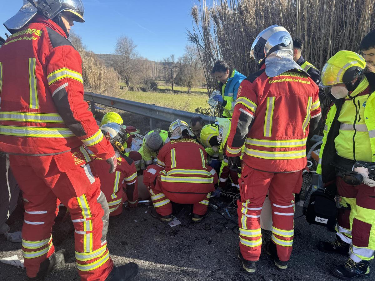 Bomberos de la Comunidad de Madrid atienden a los heridos de un accidente de tráfico en Ambite.