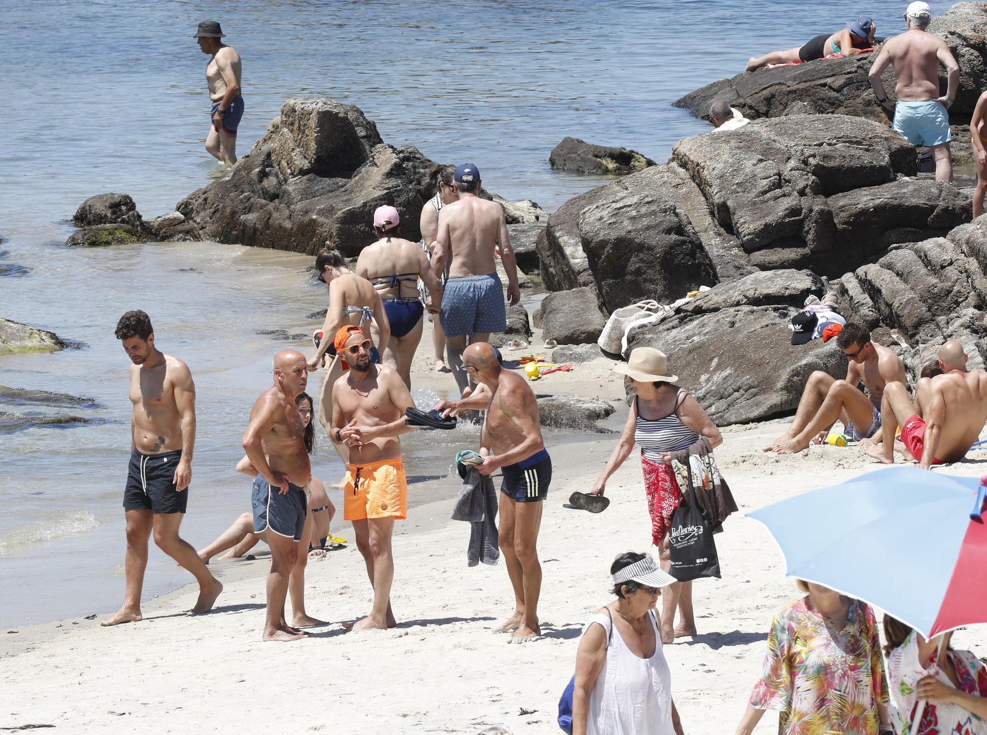 Plaga de sombrillas en Samil, con los termómetros superando los 35 grados