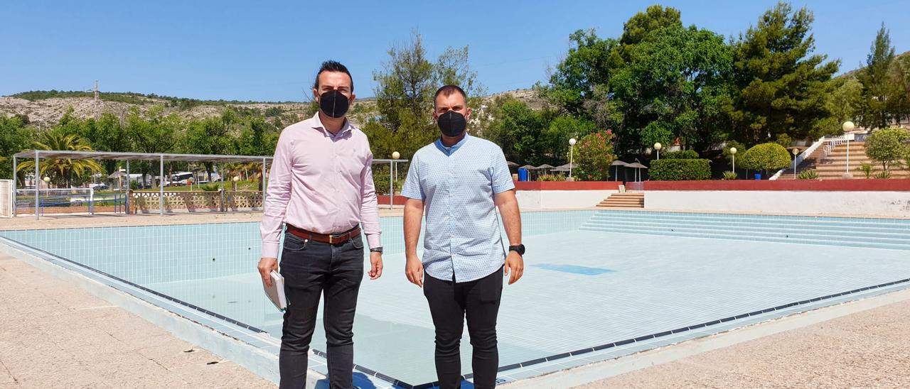 Los concejales Fernando Gómez y Javier Rivera en la piscina de San Crispín de Elda.