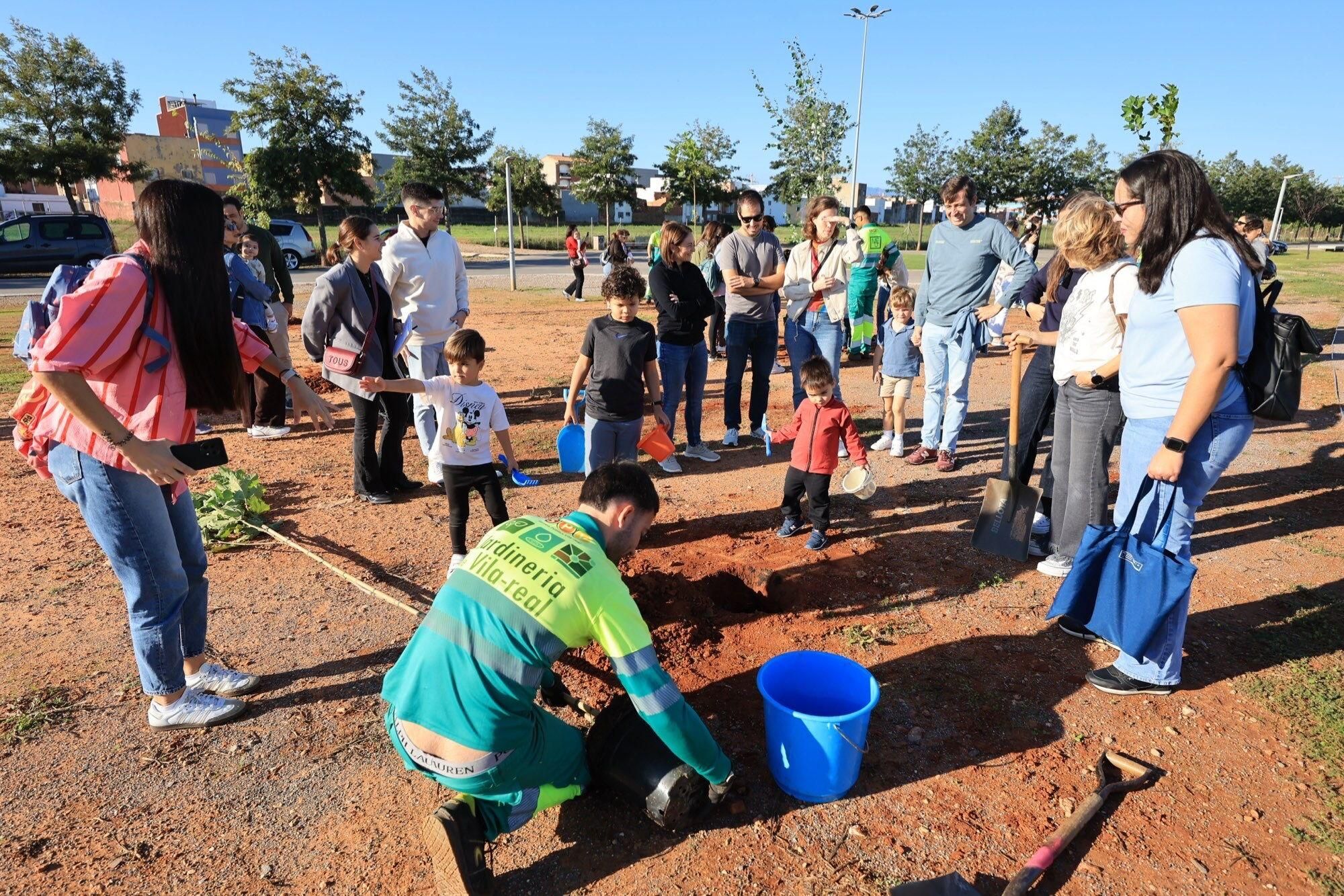  Éxito de la plantación de árboles por parte de personal y familias de Pamesa Grupo Empresarial en la Ciutat Esportiva Municipal de Vila-real que ha tenido lugar en la mañana. de este sábado La acción, que forma parte de la Responsabilidad Social Corporativa del grupo, está incluida en la programación del 20.º Mes de la Sostenibilidad de la Concejalía de Medio Ambiente.