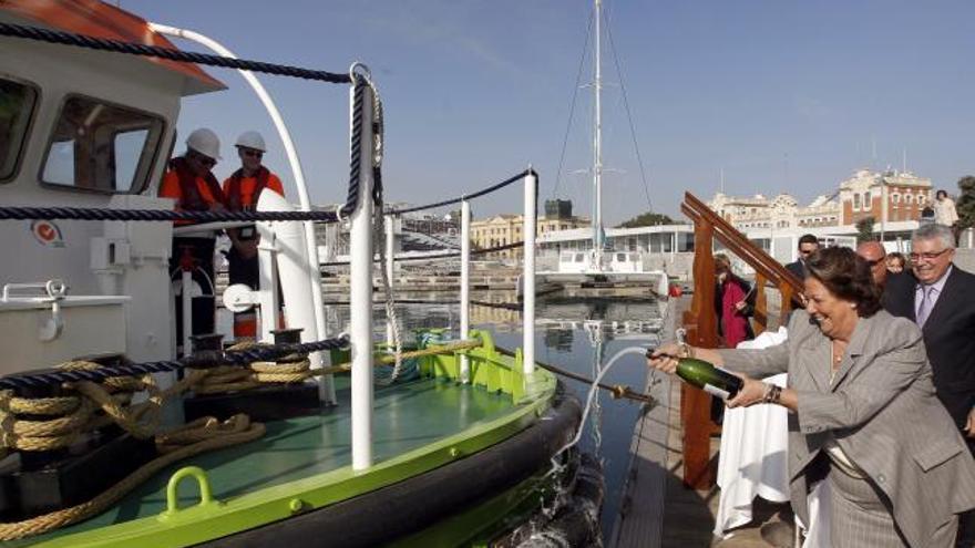 La alcaldesa de Valencia, Rita Barberá, bautiza la embarcación &quot;Amarre Joaquín Sorolla&quot; que cuenta con una avanzado sistema de recogida de residuos.