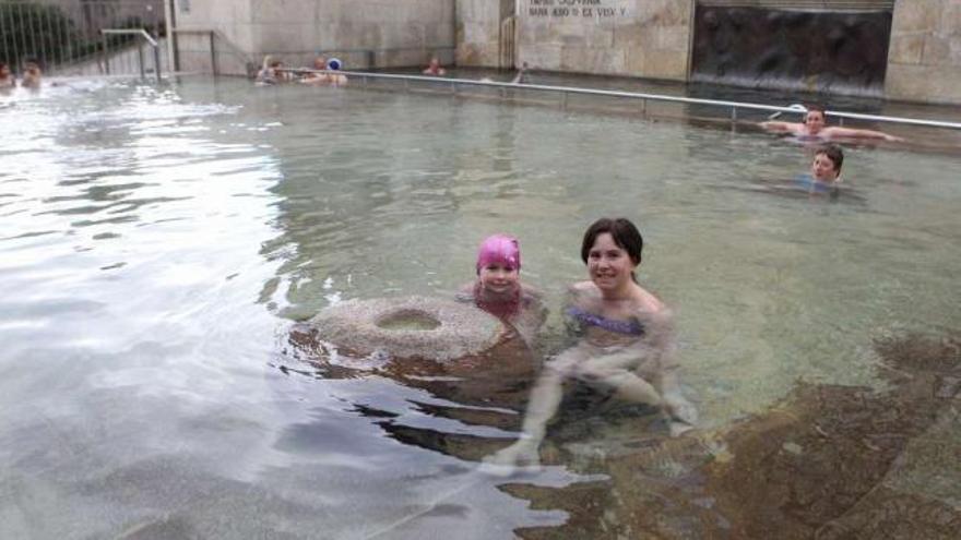 Bañistas, combatiendo el frío polar en la piscina termal de As Burgas.  // Jesús Regal