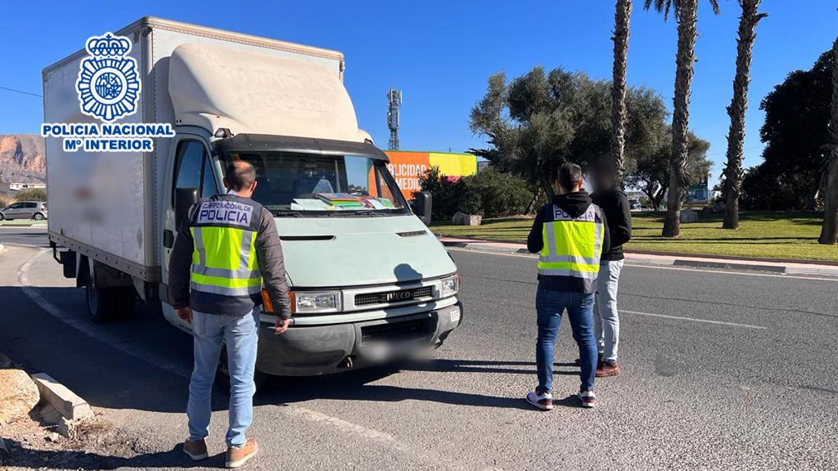 Camión que los autores del robo atracaron en Orihuela